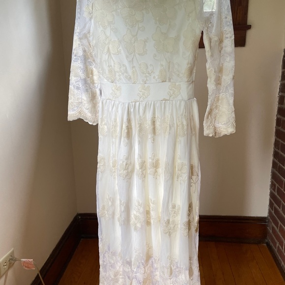 Lace dress - Picture 6 of 10